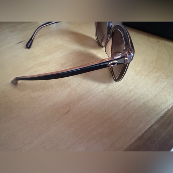 ✨ Coach HC8381U CL918 0HC8381U Sunglasses – Like New ✨ - Picture 7 of 12